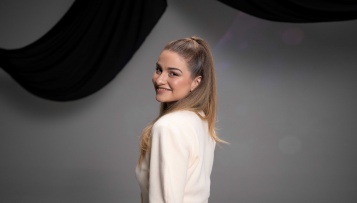 „Čarolija mog Božića“ – u novom singlu Laura Miletić donosi toplinu blagdana